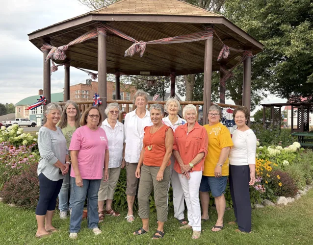 Glacial Gardeners Association awards two scholarships